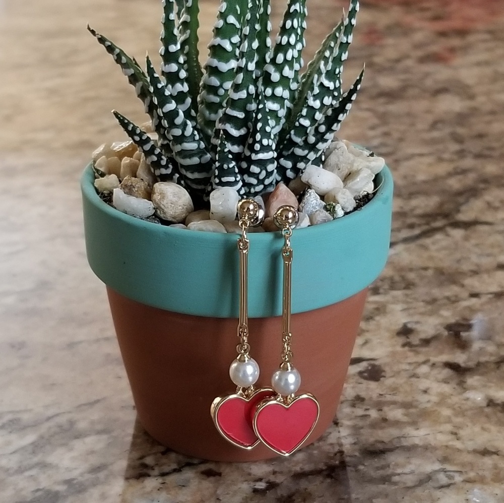 NWOT Boucle D'oreille Heart Earrings, Red